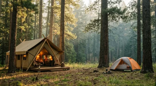 Vista panoramica di una tenda glamping di lusso e una tenda da campeggio tradizionale affiancate in un bosco al tramonto