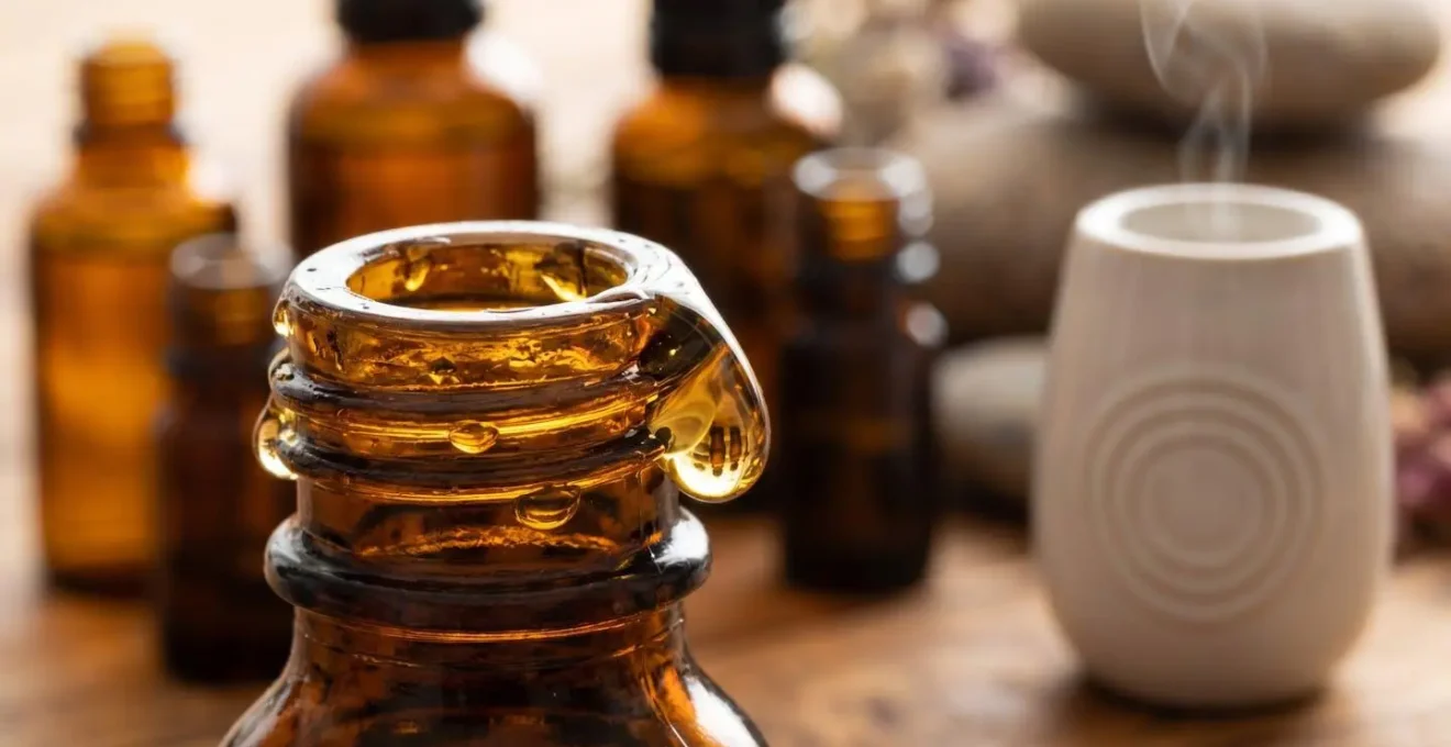 Oli essenziali e diffusore aromatico in ambiente spa con dettagli macro
