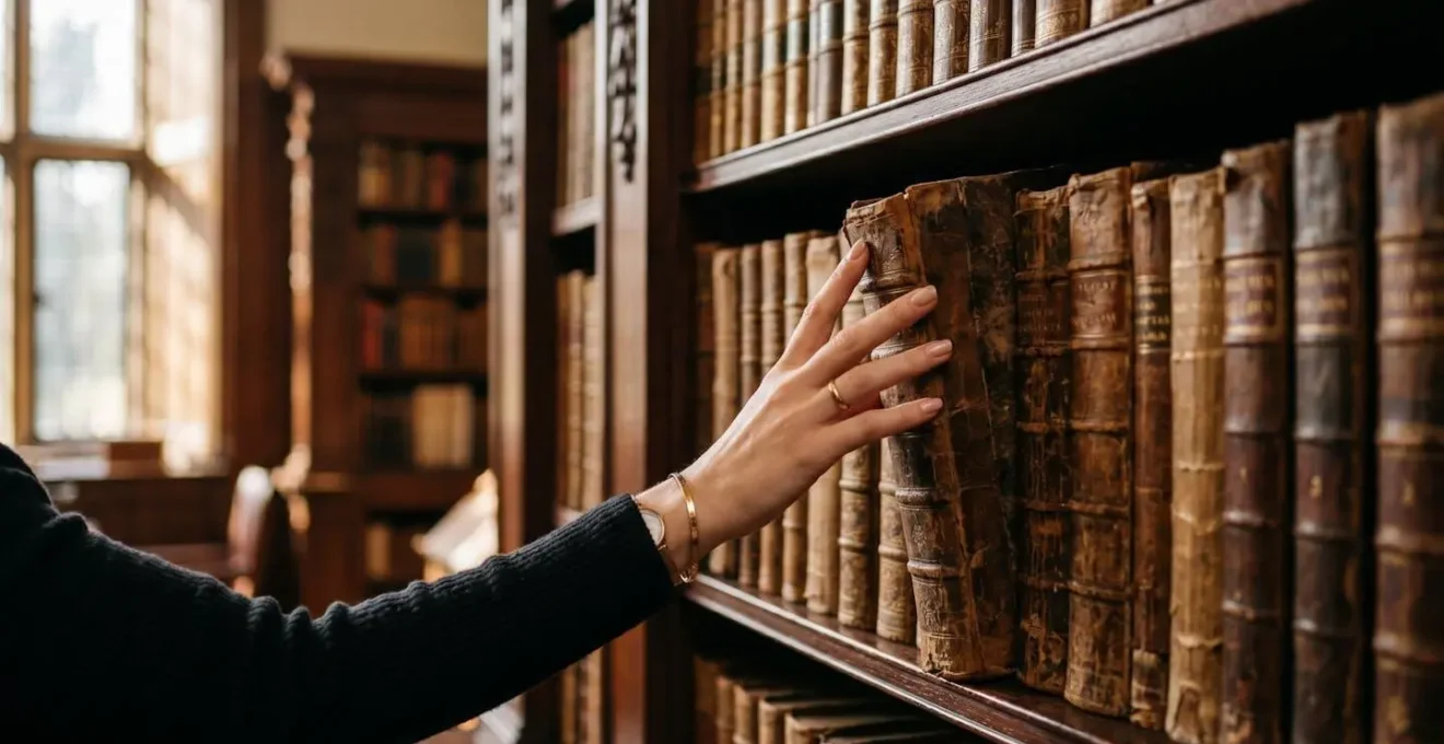 Antica biblioteca privata con scaffali in legno e libri secolari