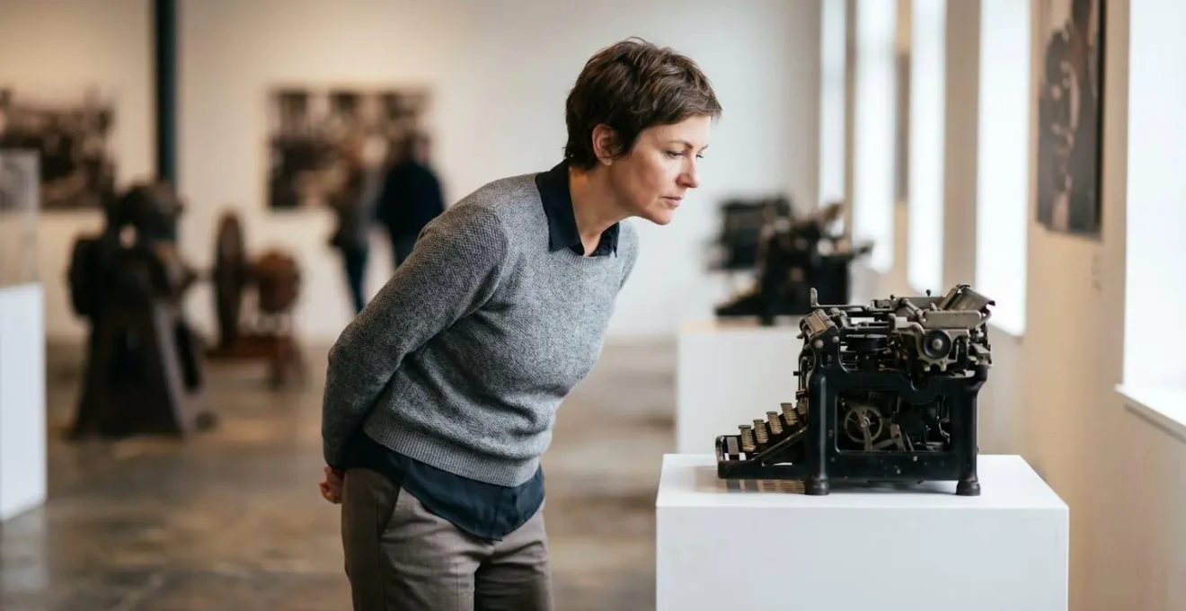 Visitatore in un museo aziendale osserva una macchina da scrivere storica Olivetti